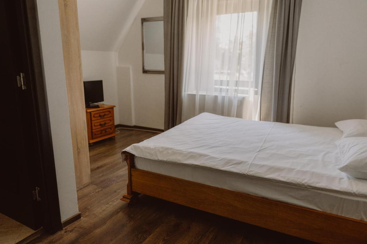 Vila Alsace Podu' Cu Lanturi Bacau Exterior photo